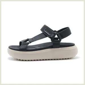 Detail der MD Plateau-Sport-Sandale mit Klettverschluss und rutschfester Profilsohle für Damen