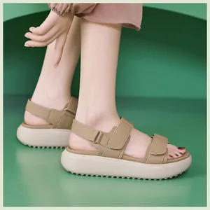Detail van kaki plateausandalen met drievoudige klittenbandsluiting en sleehakzool