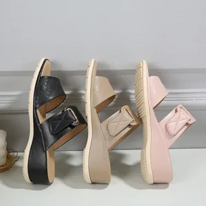 Sandali con zeppa da donna nei colori nero, beige e rosa con cinturini regolabili e fibbia