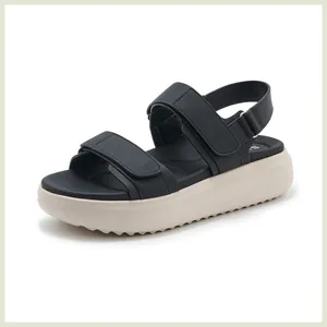 Detail van zwarte platform sandalen met dubbele klittenbandsluiting en antislipzool