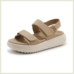Detailweergave van kaki platformsandalen met dubbele klittenband en antislipzool