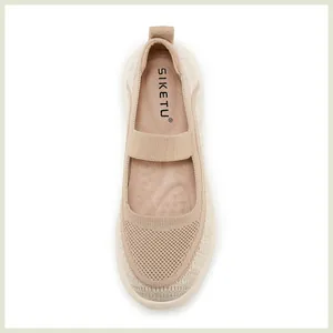 Draufsicht auf beige atmungsaktive Strick-Flachschuhe mit elastischem Riemen und Mesh-Textur