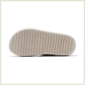 Detail van beige EVA-platformslippers met diep slipvrij kartelprofiel op de zool