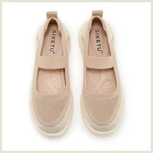 Detaillierte Draufsicht auf beige Strick-Mary-Jane-Sneaker mit elastischen Riemen