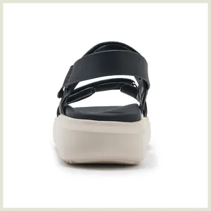Achteraanzicht van zwarte platform sandalen met klittenband en beige dempende zool