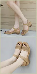 Vue détaillée de sandales compensées kaki avec brides ajourées respirantes et boucles dorées