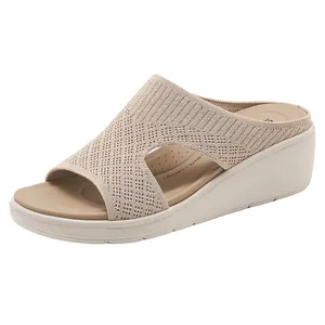 Sandali con zeppa in maglia beige da donna con punta aperta e soletta ultra confort