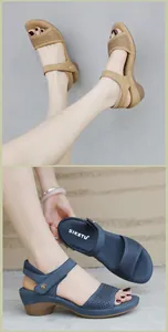 Vue détaillée des sandales compensées kaki et bleues avec motifs découpés au laser