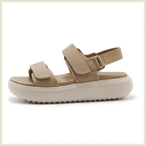 Detailweergave van kaki platformsandalen met verstelbare klittenband en dikke rubberen zolen