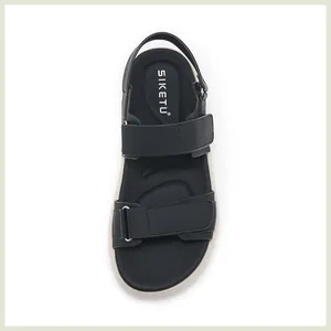 Bovenaanzicht van zwarte sportieve platformsandalen met dubbele klittenbandsluiting
