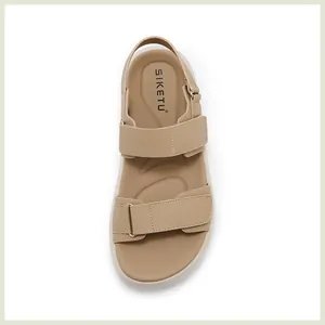 Detail van beige platform sandalen met kunstleren bandjes en comfortabel voorgevormd voetbed