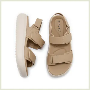 Macro-opname van beige sandalen met sleehak, gegolfde zool en verstelbare klittenband