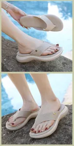 Gros plan de tongs à plateforme beige avec strass scintillants au bord de la piscine