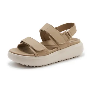 Beige dames sandalen met plateauzool voorzien van dubbele klittenbandsluiting en antislipzool