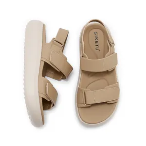Dames sandalen met plateauzool in beige voorzien van klittenbandsluiting en comfortabele zool