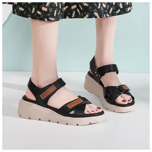 Dettaglio di sandali con zeppa e velcro con suola a piattaforma antiscivolo