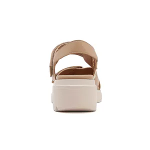 Vista dettagliata del cinturino in velcro e della zeppa sui sandali platform beige da donna