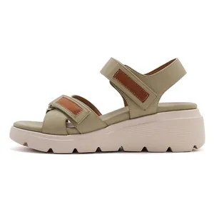 Dettagli di sandali con zeppa verde oliva con cinturini in velcro e suola strutturata