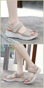 Détails des sandales compensées beiges avec sangles velcro réglables et tissu en maille