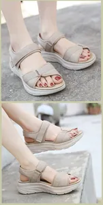Détail de sandales de sport compensées beige avec sangles velcro et semelles épaisses