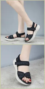 Vue détaillée des sandales de sport compensées noires avec sangles en tissu et fermeture velcro