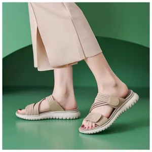 Detail van sportieve platformsandalen voor dames met beige elastische banden en zool