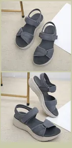 Détail de sandales compensées grises avec velcro et semelle intérieure texturée antidérapante