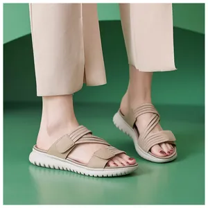 Detail van kaki sleehaksandalen met elastische bandjes en witte gekartelde zool