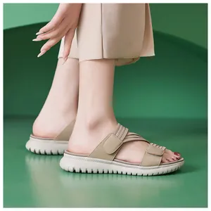 Zijaanzicht van beige platformsandalen met verstelbare bandjes en een kartelzool