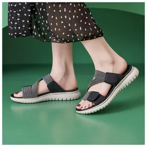 Zijaanzicht van lichte sportieve platformsandalen met zwart-grijze elastische bandjes