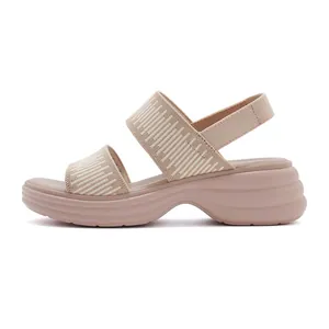 Detailansicht der beigen Keilsandaletten mit gestreiften elastischen Strickriemen am Schuh