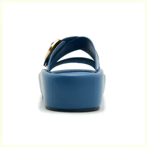 Vue arrière de sandales compensées bleues avec brides croisées et boucles dorées chic