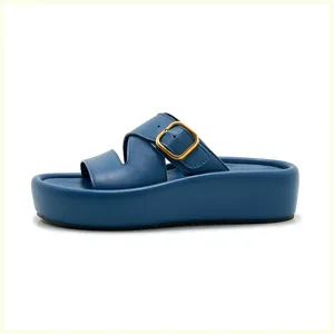 Vue détaillée des sandales en cuir bleu avec semelle plateforme et boucles en métal doré