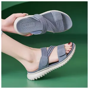 Detailopname van de antislip zool met golvend patroon van deze dames sandalen