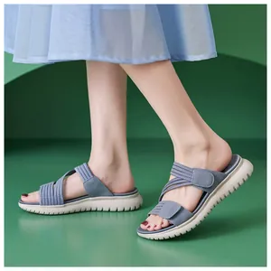Zijaanzicht van grijsblauwe sportieve plateausandalen met elastische bandjes