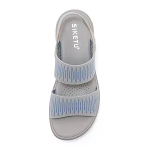 Detail der atmungsaktiven grauen Sohle und der blau gestreiften Strickriemen dieser Sandalen