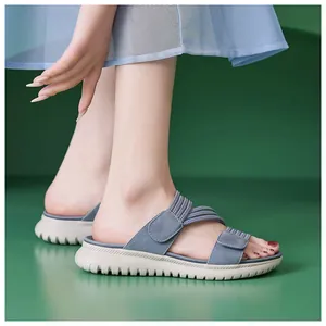 Detailweergave van de nevelblauwe platformsandalen met elastische banden en zool