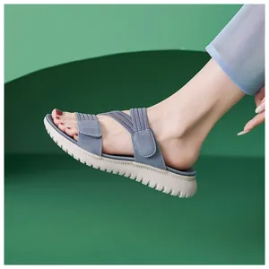 Detail van lichte Morandi blauwe sportsandalen met elastische banden en dikke zool