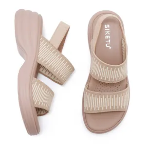 Detailansicht beige Plateau-Keilsandalen mit gestreiften Strickriemen und Profilsohle