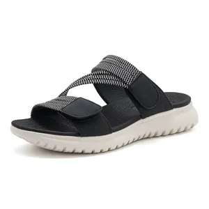 Detail van de verstelbare klittenbandsluiting en antislipzool op sportieve sandalen