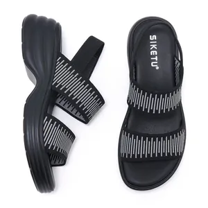 Detailansicht der schwarzen Plateau-Keilsandalen mit elastischem Stoff und Siketu-Schriftzug