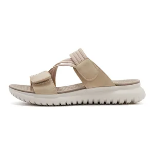 Zijaanzicht van lichte beige sportieve platformsandalen met verstelbare klittenbandsluiting