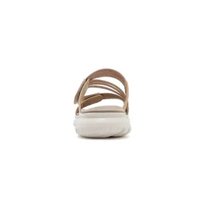 Detailweergave van kaki elastische banden en witte gedempte zool van lichte sandalen