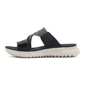Zijaanzicht van lichte sportieve sandalen met zwarte bandjes en dikke antislipzool