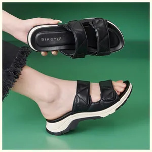 Vista detallada de sandalias de plataforma negras para mujer con correas acolchadas