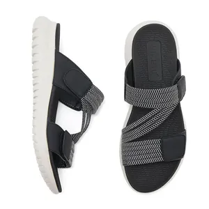 Detail van sportieve platformsandalen met zwarte kruisbanden en een dikke witte gegolfde zool