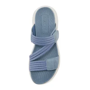 Detail van zomerse sandaal met grijsblauwe elastische banden en antislip voetbed