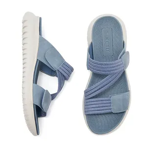 Detail van blauwe geweven elastische banden en klittenband op dames sandalen