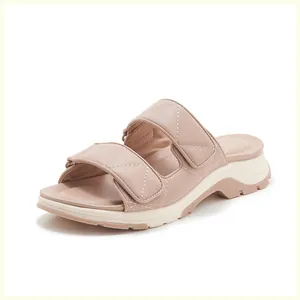Detalle de las sandalias de cuero acolchado rosa con correas dobles de velcro ajustables