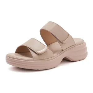 Dettaglio della suola platform e dei cinturini in ecopelle sui sandali beige alla moda